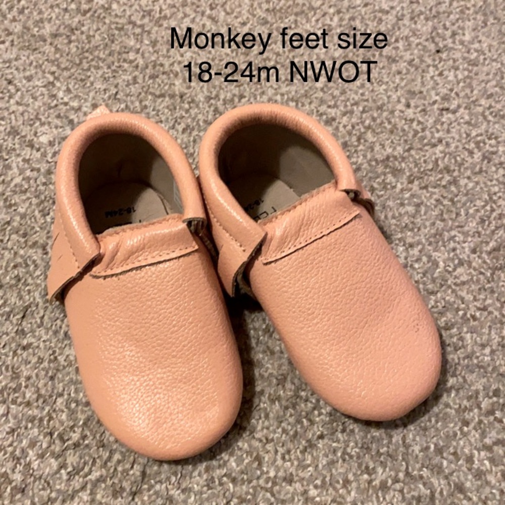 Monkey feet 18/24m nwot